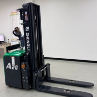 Gerbeur électrique robuste 2T avec cadre renforcé, fourches réglables, mât à deux étages et pneus en polyuréthane pour entrepôt industriel