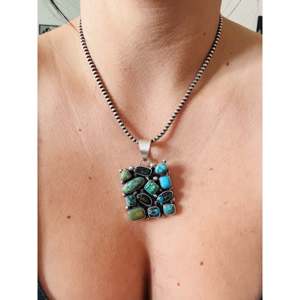 Pendentif Tricia Smith avec serti clos, turquoise mélangée et technologie d'incrustation en argent sterling - Product Image 2