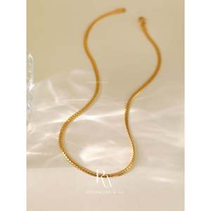 Collana Girocollo a Catena Sottile Intrecciata a Spina di Pesce da 2mm in Oro con Perla, Catena Impermeabile Placcata Oro - Product Image 1