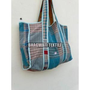 Sac fourre-tout Kantha Jhola vintage fait à la main Style indien décontracté avec double sangles et décoration florale Sacs à main Produit - Product Image 2