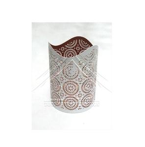 Lanterne en métal blanc perforée avec bord ondulé, porte-bougie décoratif en fer pour bougie chauffe-plat, pour mariage et décoration intérieure - Product Image 1