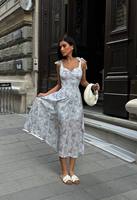 Robe midi élégante et décontractée en mousseline légère et respirante, avec bretelles à nouer aux épaules, idéale pour la plage et le quotidien, respectueuse de l'environnement.