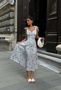 Robe midi d'été élégante et décontractée à fleurs avec bretelles à nouer aux épaules, en tissu satiné léger, pour le quotidien ou la plage - Product Image 5