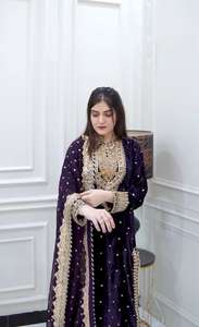 Elegante Traje de Invierno para Mujer, Shalwar Kameez de Terciopelo Bordado, Dupatta de Seda Tubby con Estampado Digital, Traje de Lujo - Product Image 5