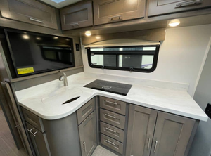 Autocaravanas Usadas Regency RV Ultra Brougham 25UL Más Vendidas, para 4-6 Pasajeros, EURO 5, Una Habitación, Interiores Espaciosos, Listas para Usar - Product Image 3
