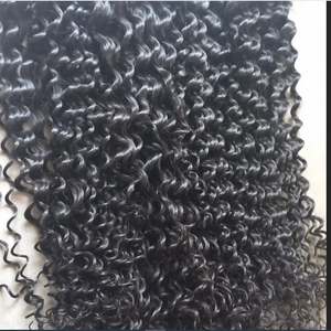 Extensions de cheveux indiens Remy à ondulation lâche, double trame, volume naturel, bouclés, qualité supérieure, qualité salon, en vente - Product Image 1