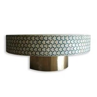 Table basse ronde en laiton avec plateau incrusté d'étoiles, décoration contemporaine pour salon