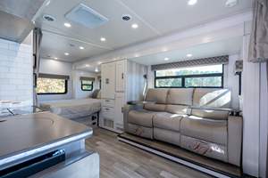 Sprinter 3500XD Isata 3 Series 2023 ~7 500 milles, V6 turbodiesel, mur coulissant, lit queen-size - Product Image 4