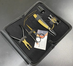 Ensemble d'outils de coiffure tout-en-un en acier durable, noir et or Pinces et ciseaux à aiguilles en forme de C-pour la séparation et les extensions de cheveux - Product Image 1