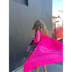 Vestido Jodhpur 46 Estilo Vintage de Seda con Estampado Bandhani, Cuello Redondo, Manga Larga, Silueta Túnica, Cintura Imperio, Tela de Chifón Translúcida - Product Image 3