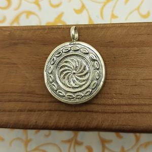 Colgante Artesanal de Plata de Ley 925 Lord Lakshmi Pintura Espiritual Única en Marcos de Vidrio Joyería de Cadena Elegante - Product Image 3