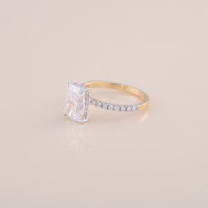 Anillo de compromiso de oro amarillo, blanco y rosa de 9K con diamante cultivado en laboratorio de corte radiante de 1.10 ct y pavé redondo de 0.304 ct - Product Image 3