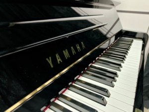 Piano droit Yamaha UX2 noir pour musiciens professionnels, d'occasion, fabriqué au Japon, en bois massif, 88 touches, UX UX1 UX2 4226851 - Product Image 2