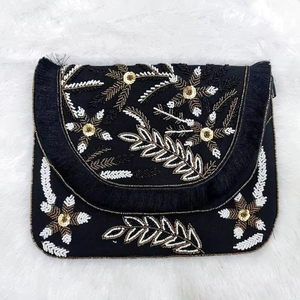 Pochette de soirée vintage indienne Banjara, pochette Kutch brodée en jute naturelle, perles brodées à la main, porte-monnaie - Product Image 1