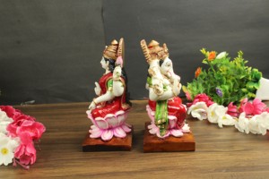 Statue de Laxmi Ganesh en résine multicolore artisanale de Nirmala Handicrafts, décoration pour la maison et le temple, idole de lotus colorée du Rajasthan - Product Image 3