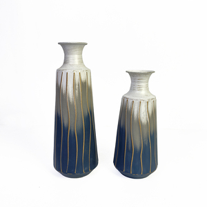 Hermosos jarrones florales de granja de lujo costero, juego de dos jarrones de metal decorativos multitono para un hogar elegante - Product Image 1