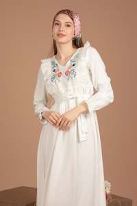 Robe maxi à col en V respirante en tissu Aerobin naturel à fleurs douces pour femmes, vente en gros - Product Image 3