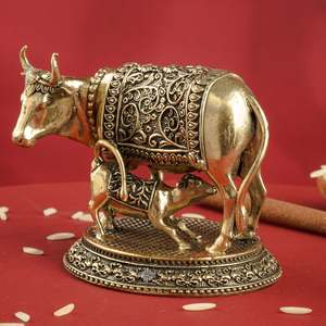 Estatua de vaca Kamadhenu con ternero de latón puro, símbolo de prosperidad y bendiciones con diseño de plantas - Product Image 3