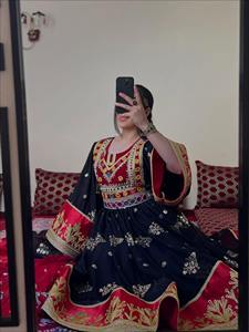 Robe de mariée ultra longue de luxe en soie afghane marron, fortement brodée avec des motifs miroir et des pièces de monnaie métalliques traditionnelles, volume complet - Product Image 2