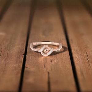 0.03 Carat E-F/VVS-VS Moissanite Bague en diamant taille ronde Prong Set Boucle entrelacée Design Argent pour elle - Product Image 4