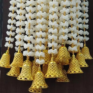 พวงมาลัยดอกมะลิประดิษฐ์แบบฟู พร้อมลูกปัดสีทองและกระดิ่ง สำหรับงานแต่งงานแบบอินเดียใต้ - Product Image 1