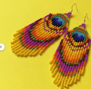 Boucles d'oreilles paon artisanales jaunes magiques et rose vif, bijoux paon perlés, boucles d'oreilles style bohème - Product Image 2