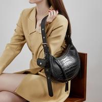 Sac demi-lune en cuir de vachette véritable gaufré façon croco, blanc crème, sac à bandoulière sous le bras avec pochette, sac hobo