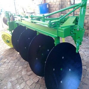 Grada de discos compensada montada en tractor de labranza de servicio pesado para arado de tierras agrícolas implemento agrícola eficiente - Product Image 1