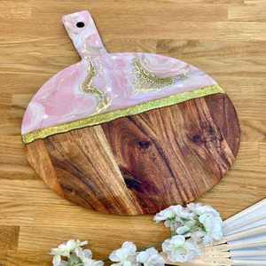 Tabla de cortar de resina hecha a mano con mezcla de resina transparente que destaca el patrón de grano de madera ideal para cortar alimentos y servir comidas - Product Image 3