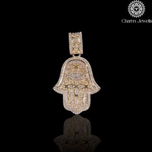 จี้รูปมือฮัมซา Charm_Jewells เงินแท้ 925 ชุบทอง 18K ประดับเพชรโมอิสซาไนต์ทรงไมโครเพฟ ได้รับการรับรองจาก IGI สไตล์ฮิปฮอป สำหรับทั้งชายและหญิง หรูหรา - Product Image 1