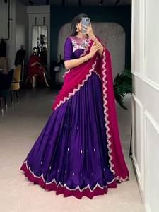 Lehenga de lujo estilo Bollywood para novias o mujeres, en color púrpura especial, tela de seda pura con lentejuelas y bordados con hilo. - Product Image 2