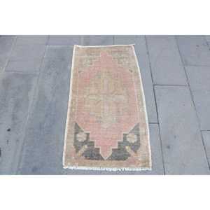 พรมขนาด 1.8x3.37 ฟุต, พรมตุรกีโบราณ, พรมขนสัตว์โมร็อกโกสีแดง - Product Image 1