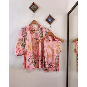 Conjunto Coordinado Peppy Pink Meadows, Elegante para Uso Diario, Dos Piezas, Transpirable, 100% Algodón Chifón, Asimétrico, Corte Ajustado Tres Cuartos - Product Image 1