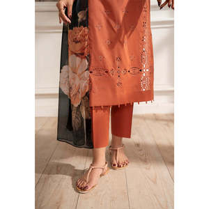 Conjunto Elegante IZNIK-3PC para Mujer, Camisa Bordada Chikan Lawn con Dupatta de Chifón Estampado y Pantalones BIC-4638 - Product Image 5