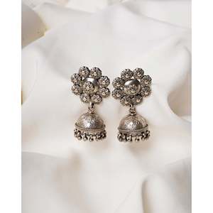 Pendientes de plata de ley 925 Swadeshi Pitara con diseño floral tipo Jhumka Chandelier para bodas de mujer - Product Image 2