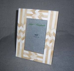 Cadre photo en bois abstrait avec incrustation d'os, idéal pour les cadeaux de mariage en gros - Product Image 3