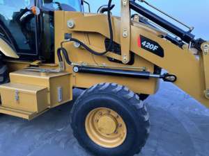 Chargeuse compacte sur pneus Caterpillar 420F2 d'occasion, modèle 2022, bon état, avec pompe hydraulique Kawasaki et moteur Caterpillar - Product Image 4