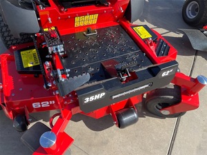 Tondeuse à gazon professionnelle Toro TurfMaster 30 pouces à 2 temps, de qualité industrielle, à conducteur marchant, avec châssis en aluminium et contrôle par application - Product Image 4