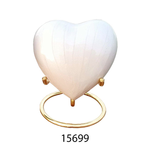 Urne funéraire en laiton décorative en forme de cœur, offrant une option commémorative unique pour souvenir de vies chères - Product Image 1