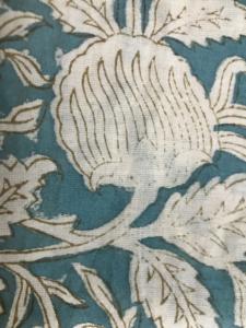 ผ้าฝ้ายพิมพ์ลายดอกไม้สีฟ้าอมเขียวและสีขาว งานฝีมือพื้นเมืองอินเดีย - Product Image 4