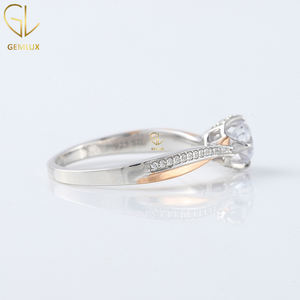 Dazzling Twisted 0.5CT Round Cut Moissanite Solitaire con anillo de compromiso acentuado, anillo de dos tonos de oro rosa sólido de 14K - Product Image 3