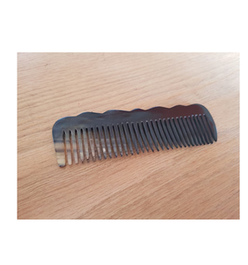 Peine de pelo de cuerno de buey Natural hecho a mano, peine de cuerno de vaca pulido ecológico, diseño único hecho en La India - Product Image 2