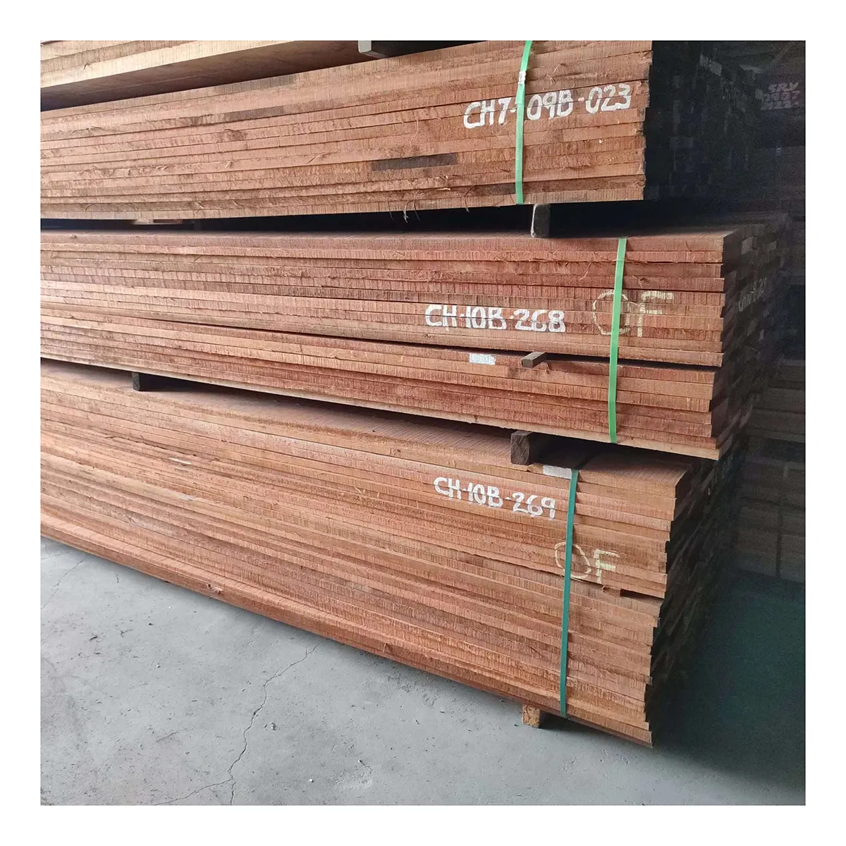 Nueva llegada de madera Meranti rojo oscuro con calidad impecable a medida para aplicaciones de moldeo, especialmente en contextos de apartamentos