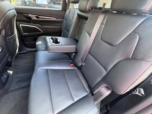 2023, état impeccable, faible kilométrage, transmission automatique, sièges en cuir, sans accident et prêt à être expédié. - Product Image 3