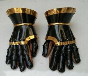 Gantelets fonctionnels en acier médiéval gothique nouvelle armure antique bataille noire cadeau de costume porté - Product Image 4