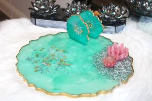 Bandeja redonda de resina hecha a mano, bandeja para servir decorativa y funcional, bandeja para servir, bandeja de resina grabada, bandeja de resina personalizada, - Product Image 3