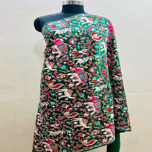 ผ้าคลุมไหล่พัชมีนาคุณภาพดีเยี่ยม งานฝีมือศิลปะจาก KC ENTERPRISES พร้อมรายละเอียดลาย Nalki และ Kalamkari ดั้งเดิม สะท้อนวัฒนธรรมอยู่ในทุกการเคลื่อนไหว - Product Image 5