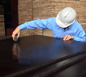 Mejor Precio, Ecológico, Lámina de Madera Contrachapada con Núcleo de Goma Recubierta de Película Negra de 4x8, Grosor de 15/18 mm, Tablero Fenólico E1, Fábrica Vietnamita - Product Image 3