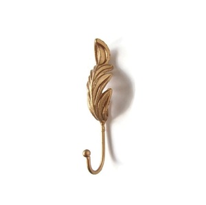 Crochets muraux Leaf Design en aluminium avec finition dorée Parfait pour la décoration de la maison élégante et les solutions de rangement élégantes - Product Image 1