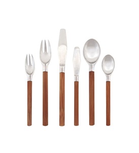 Couverts en acier inoxydable de qualité supérieure avec poignées en bois poli pour une expérience culinaire intemporelle et un look élégant - Product Image 1